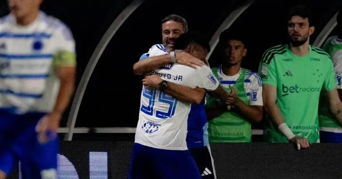 O técnico Artur Jorge e o atacante Keni Arroy comemoram gol da vitória do Cruzeiro sobre o Remo.