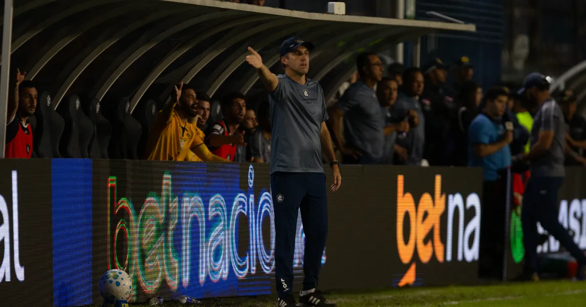 Léo Condé lamenta a sétima derrota do Remo no Brasileirão, destaca criação de chances, mas aponta a falta de precisão nas finalizações como principal problema da equipe após o revés para o Cruzeiro no Baenão.