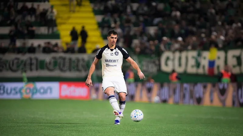 Vitor Bueno brilha em retorno ao Remo com assistência e vitória.