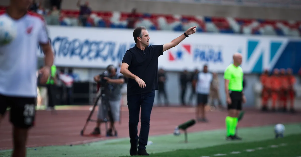 Léo Condé criticou a atuação do Remo e classificou a arbitragem como "confusa" após a derrota por 2 a 1 para o Athletico-PR no Mangueirão.