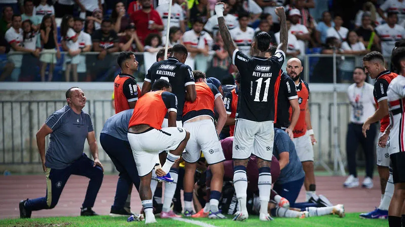 Remo vence São Paulo com gol de Marcelinho! Confira a emoção do narrador Bruno Cantarelli que viralizou nas redes.
