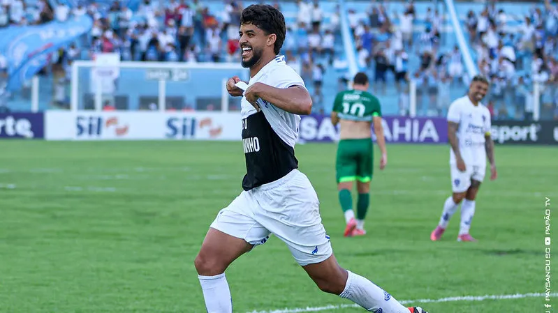 Arbitragem revê decisão e garante Bruno Bispo em campo após vitória do Paysandu.