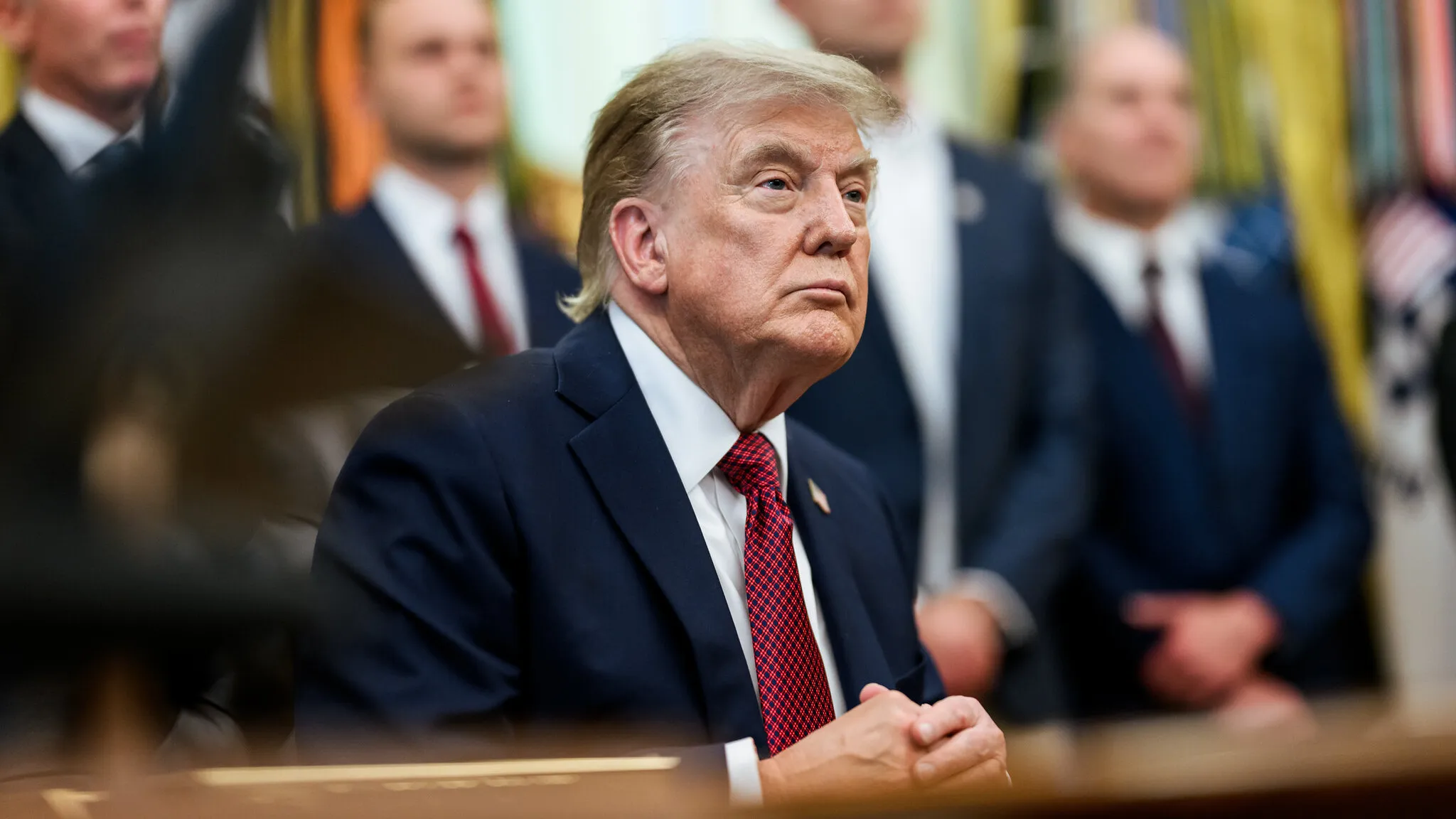 Donald Trump prorroga por mais um ano a emergência nacional contra o Brasil, com críticas ao governo brasileiro e implicações econômicas.