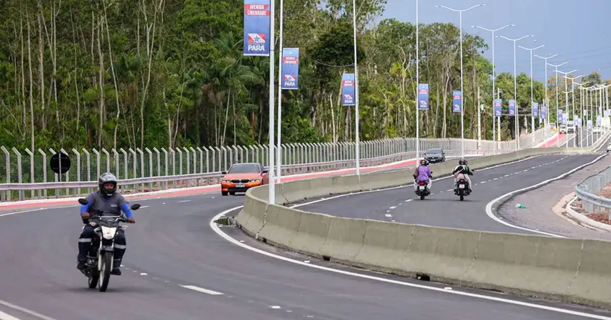 Em razão da ocorrência, a avenida precisou ser temporariamente interditada
