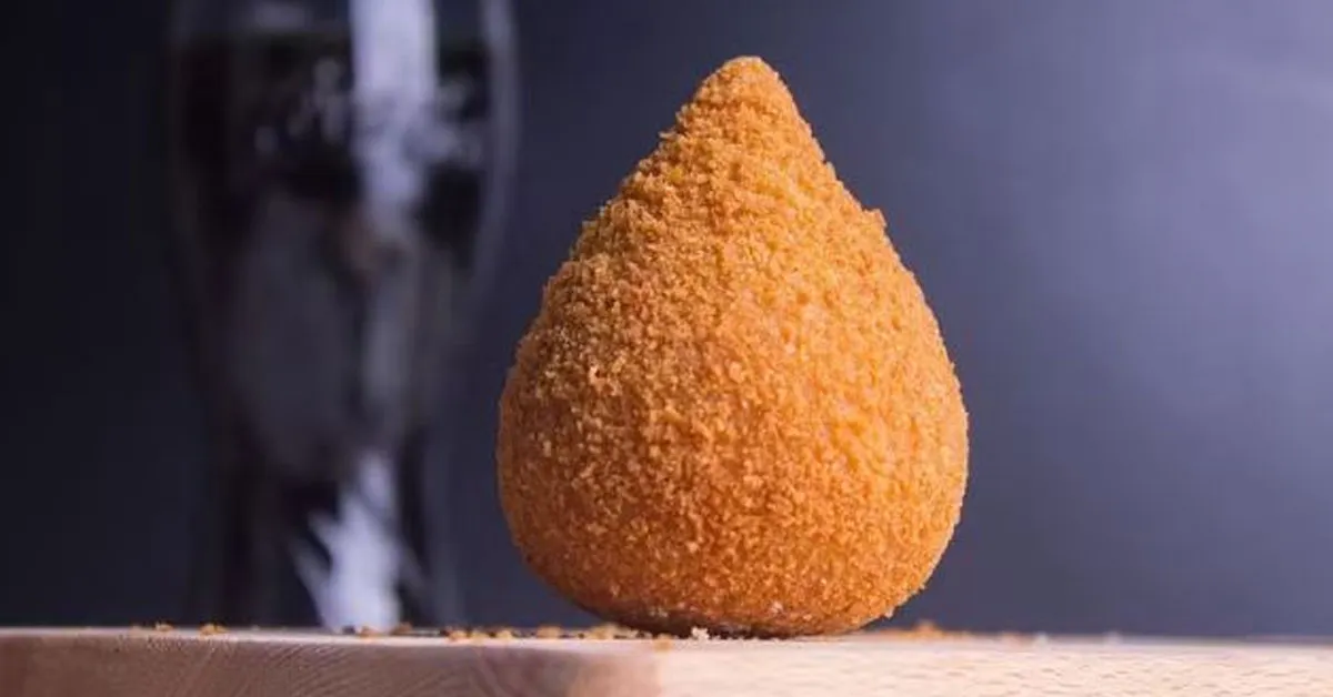 O resultado é uma coxinha saborosa, com textura macia por dentro e casquinha crocante por fora