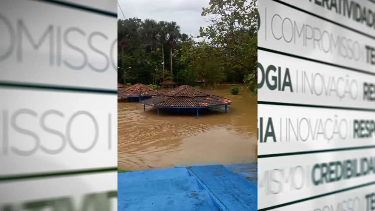 Nas imagens, é possível observar casas e quiosques parcialmente submersos pela água.