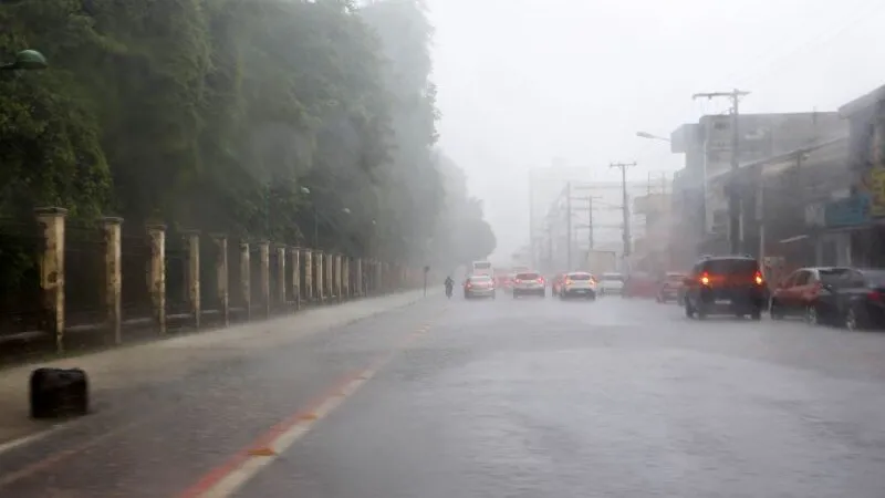 Belém amanhece com chuva e sob alerta; veja previsão e trânsito.