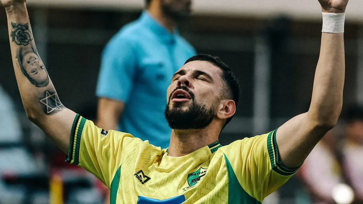 Carlos Neto, de Belém às vitórias na Tailândia! Descubra a trajetória inspiradora desse atacante que nunca desistiu!