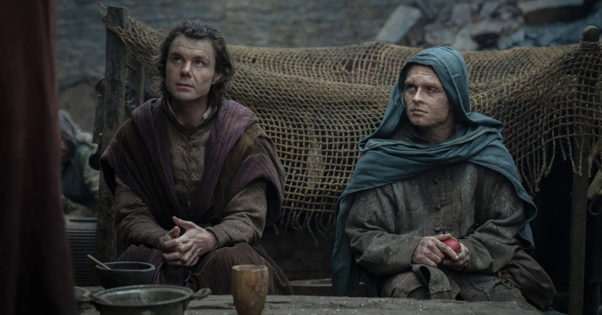 Aegon II (azul) como plebeu ao lado de Larys Strong; usurpador ao trono fugiu para não morrer nas mãos do próprio irmão