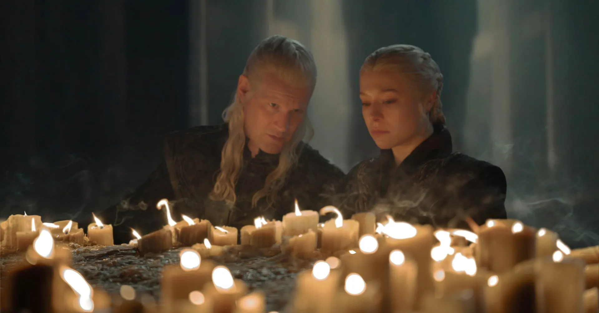 Rhaenyra e Daemon  conversam sobre os próximos passos