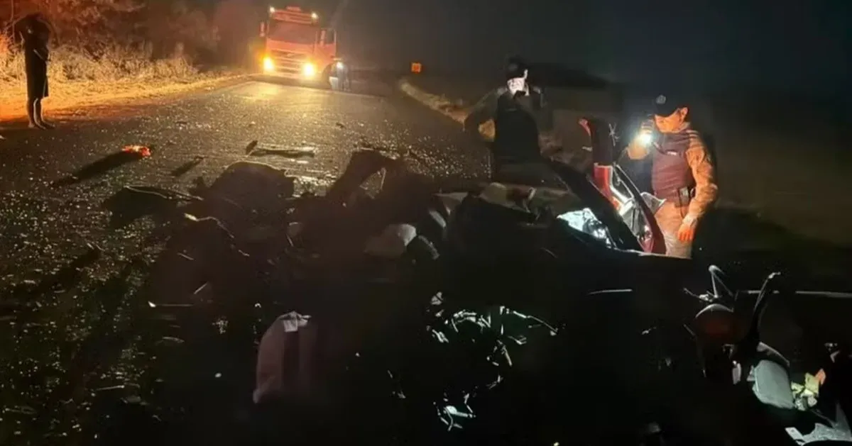 Acidente entre um carro de passeio e um caminhão deixou quatro pessoas mortas na GO-139, próximo ao Trevo de Vianópolis.