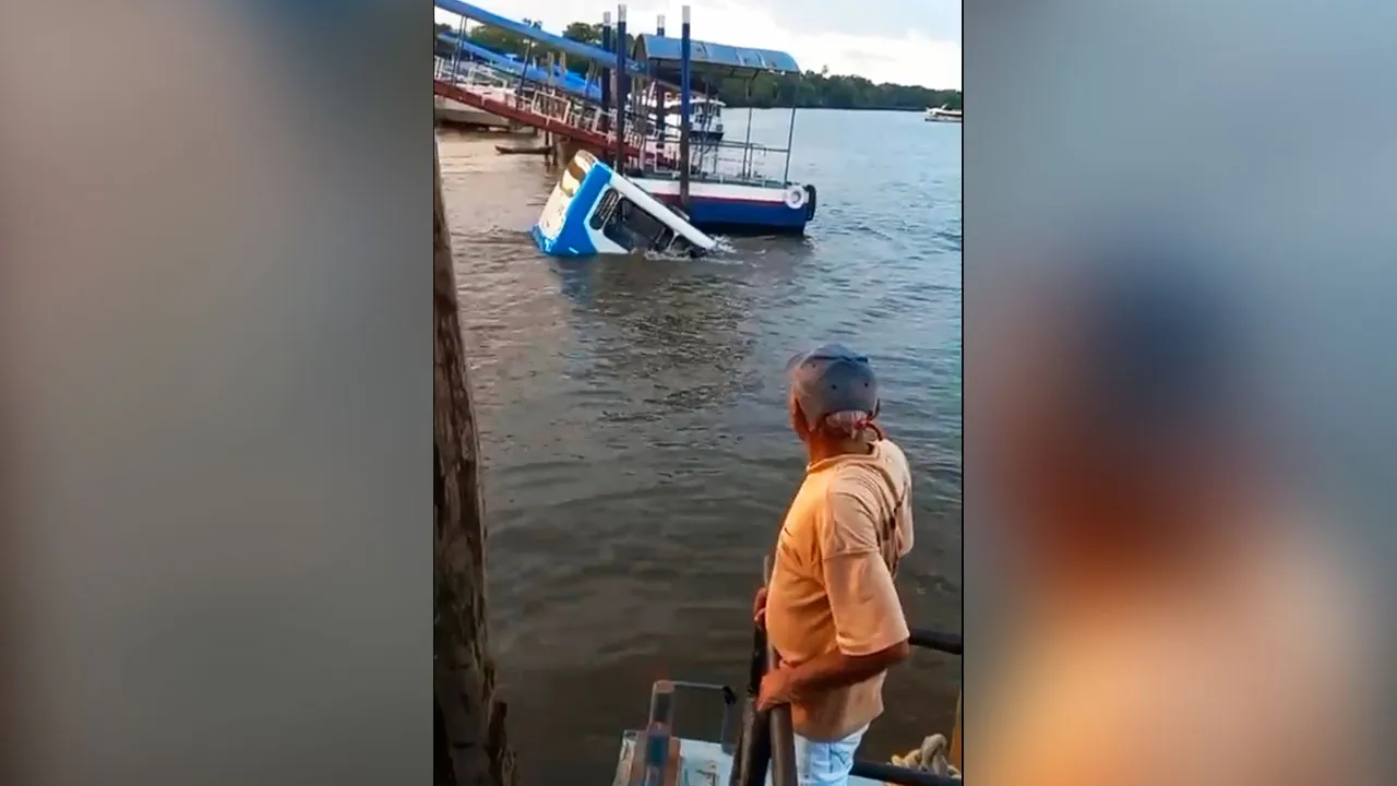 Veículo parcialmente submerso nas águas do rio logo após a queda; registro mostra o momento dramático em que os sobreviventes usam as janelas para escapar.