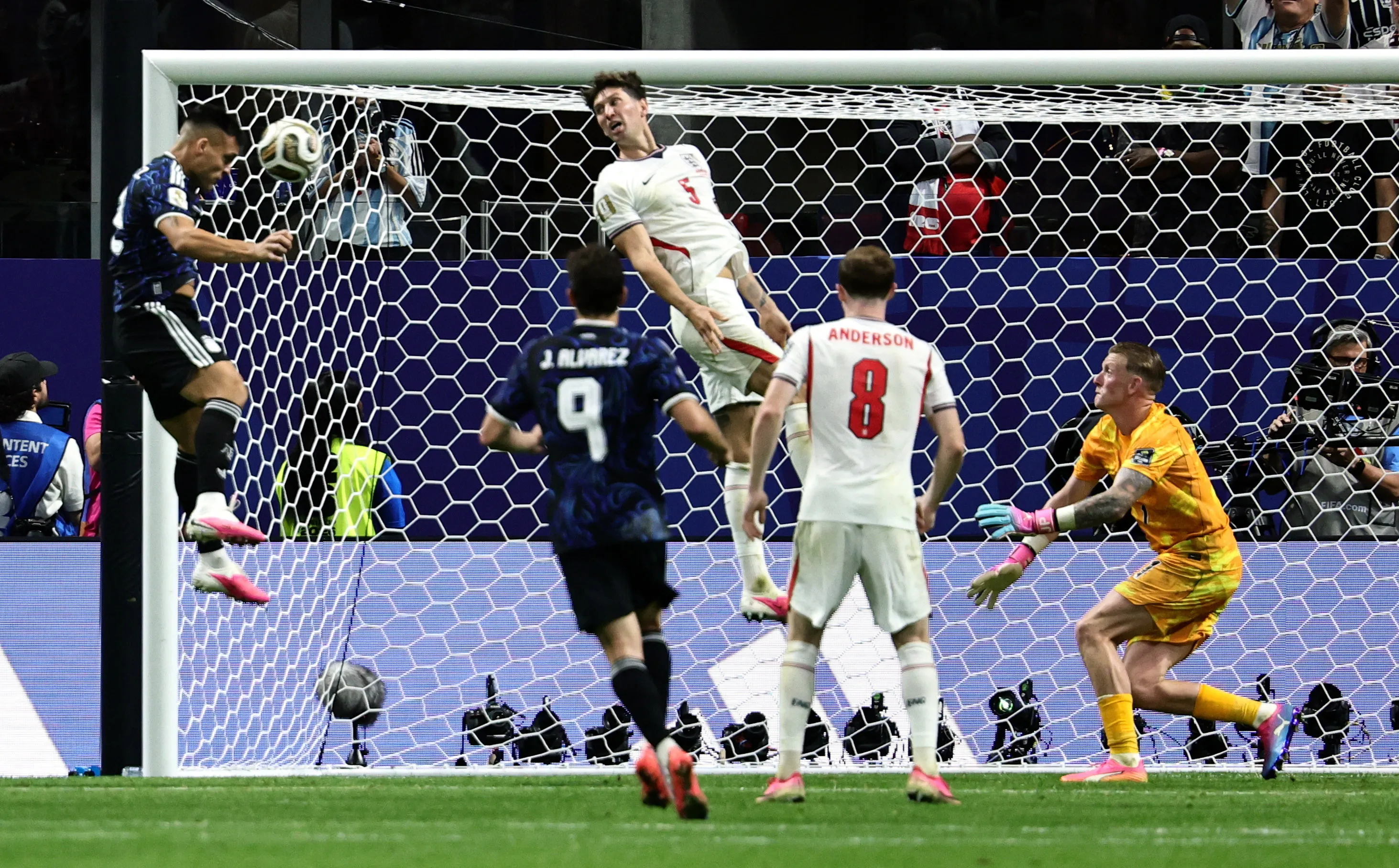 ATLANTA (United States), 15/07/2026.- Lautaro Martinez of Argentina (L) scores the 2-1 during the FIFA World Cup 2026 semifinals match England against Argentina, in Atlanta, USA, 15 July 2026. EFE/EPA/RONALD WITTEK ORG XMIT: EPA6721