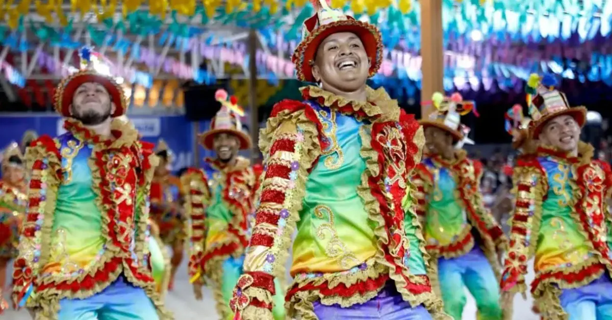 As apresentações são marcadas por coreografias, figurinos e elementos cênicos que movimentam a economia criativa e fortalecem as tradições populares, culminando na premiação no último dia do evento.