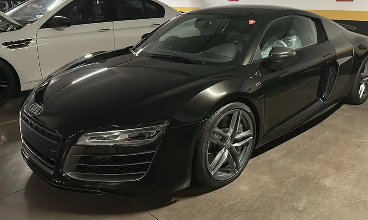 Os agentes da PF apreenderam carros das marcas BMW e Audi na garagem do empresário.