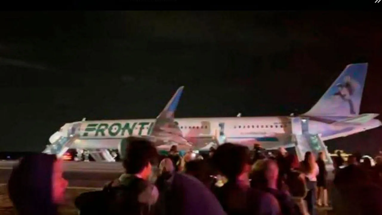 Aeronave da Frontier Airlines permaneceu na pista com danos visíveis após colisão fatal e princípio de incêndio no motor direito.
