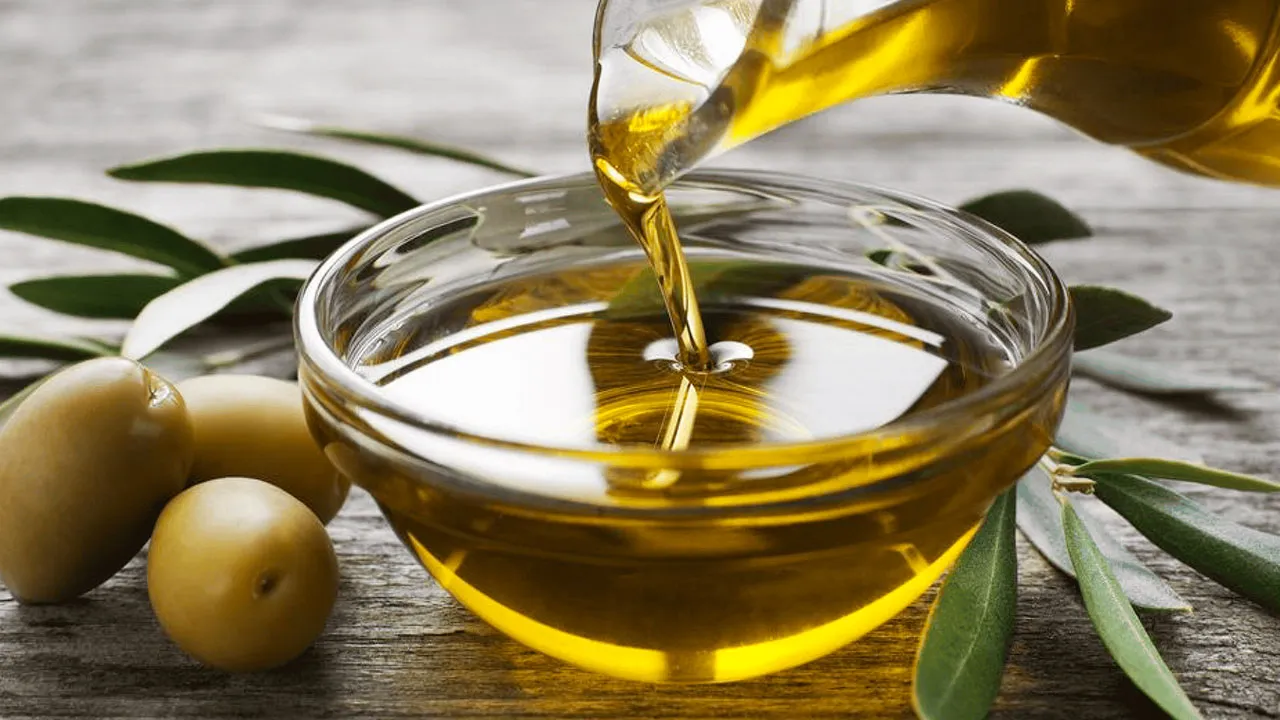 Técnicos de laboratório realizam análises físico-químicas e cromatográficas para atestar a pureza de óleos vegetais e detectar adulterações.