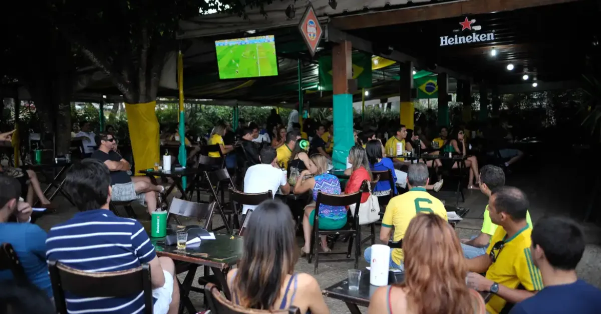 Bares e restaurantes apostam na Copa do Mundo e projetam alta nas vendas durante o torneio.