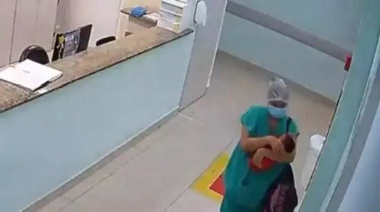 A mulher trabalhava na maternidade, mas estava de folga no dia da ação.