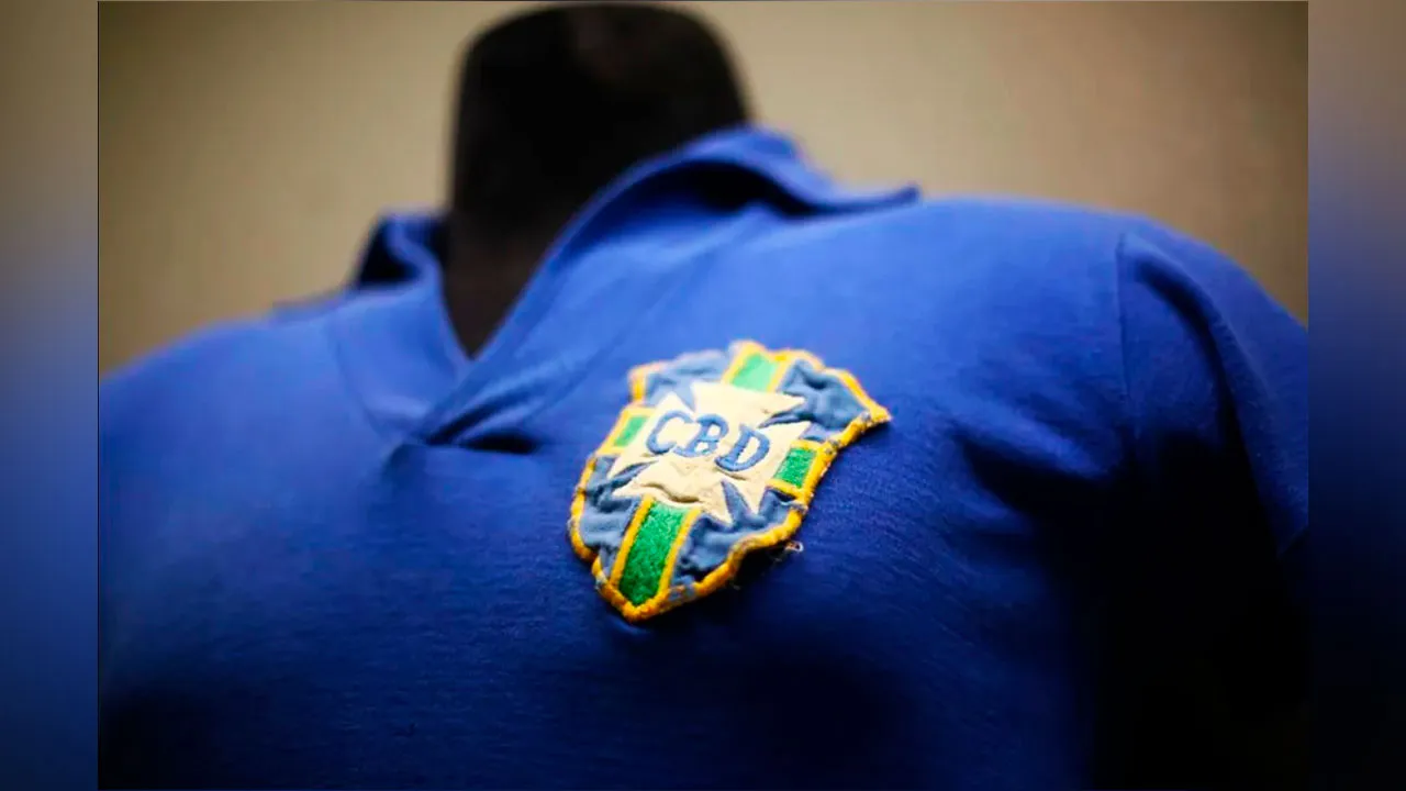 Camisa azul da Seleção Brasileira usada na decisão contra a Suécia