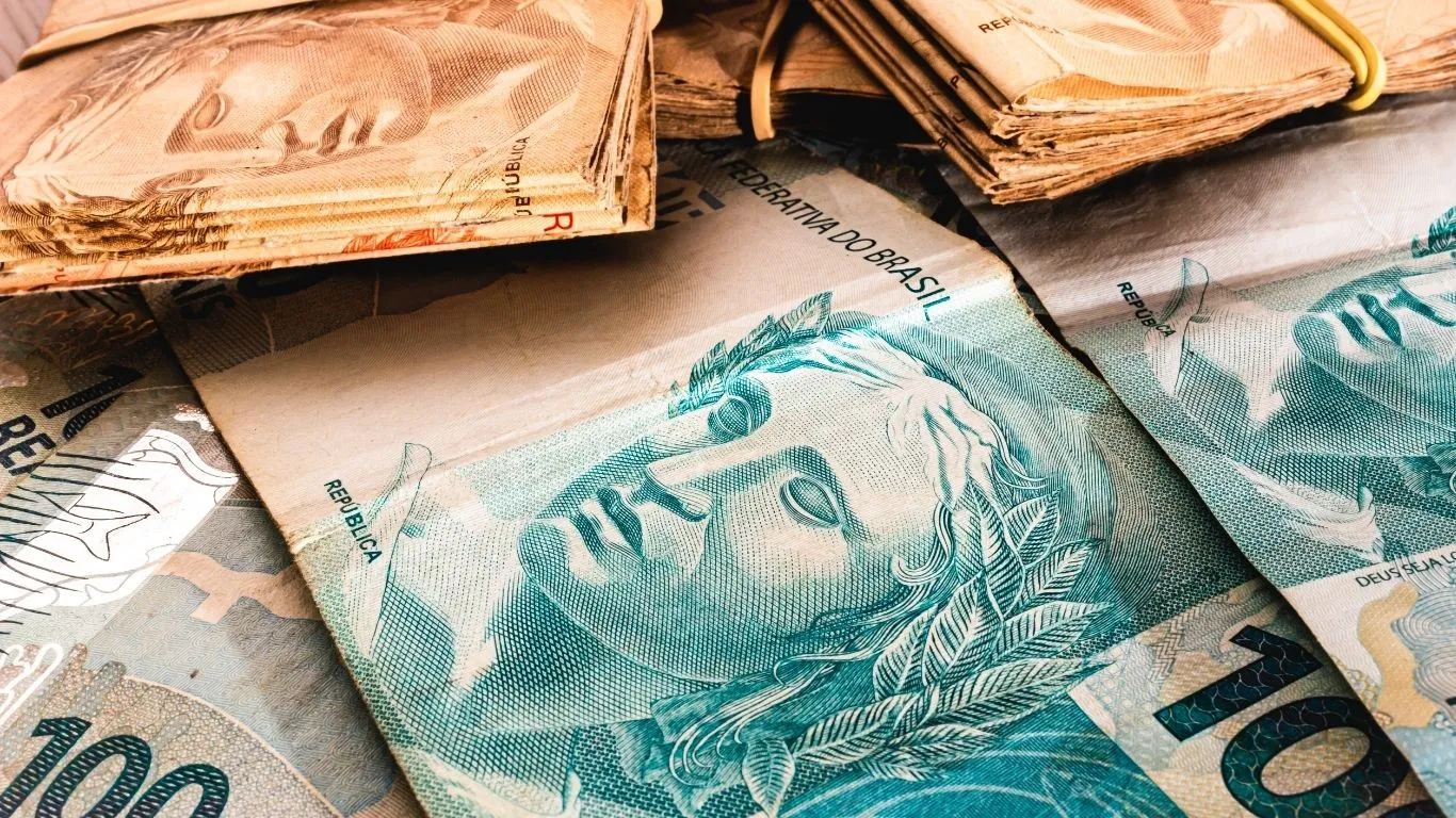 O objetivo central é permitir que milhões de pessoas recuperem o acesso ao crédito ao oferecer condições facilitadas para o pagamento de dívidas acumuladas