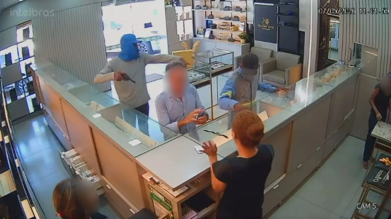 Criminosos fugiram após disparo de arma de fogo efetuado por irmão do proprietário