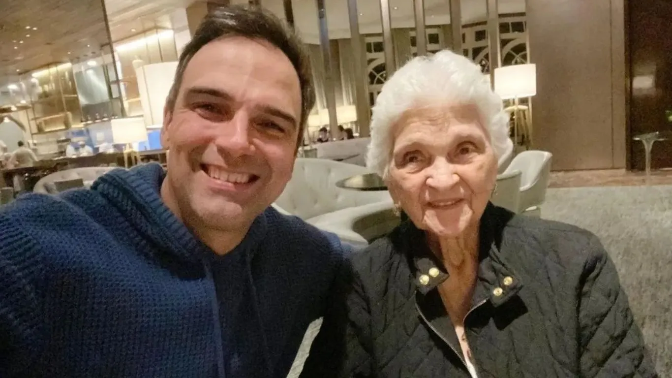 Dona Janira faleceu aos 92 anos; o apresentador compartilhou uma homenagem emocionante nas redes sociais.