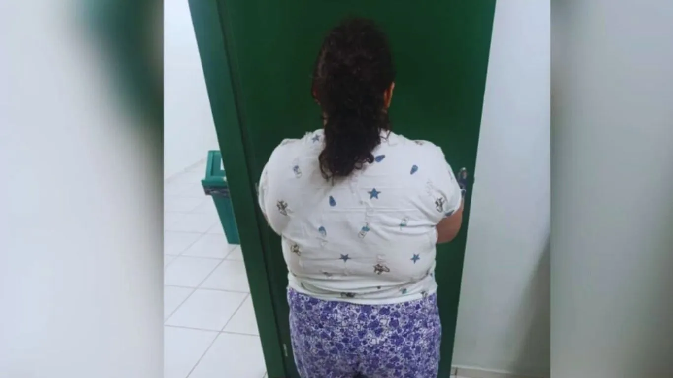 Investigada viveu por 14 meses como filha adotiva em Joinville; com antecedentes em cinco estados, suspeita teve prisão preventiva decretada e passará por exame