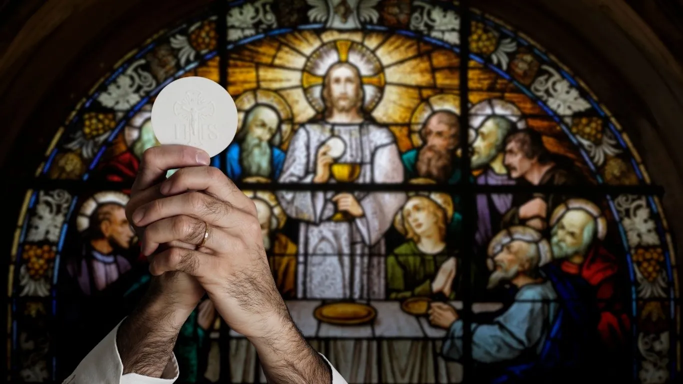 Solenidade professa publicamente a fé na Eucaristia e é marcada pela tradicional confecção de tapetes decorativos nas ruas.