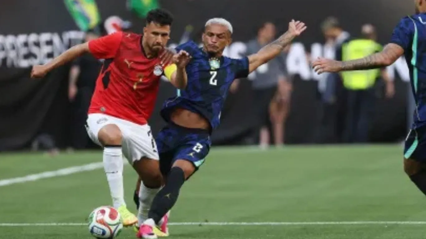 Lateral da Roma sofre lesão muscular em amistoso e desfalca a Seleção Brasileira; Éderson é convocado para a vaga.