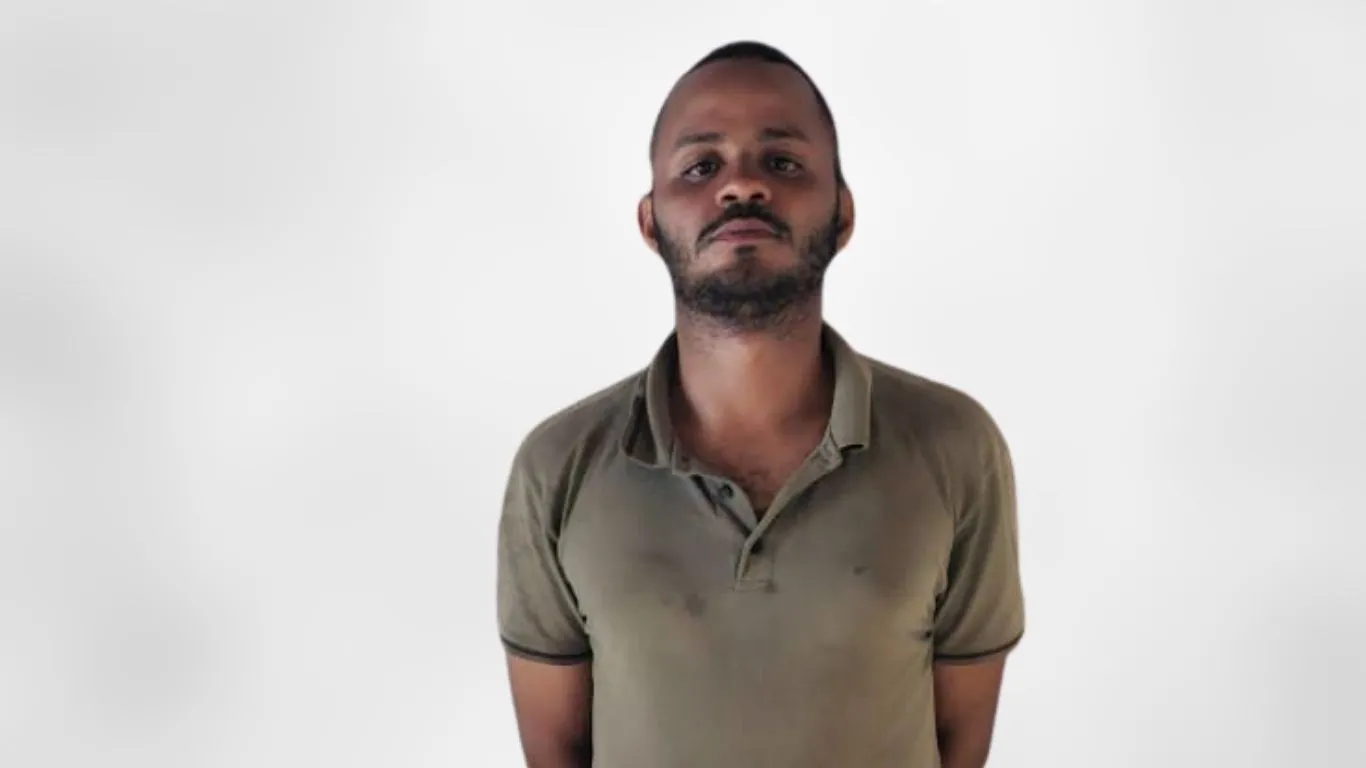 Reynan Viana de Souza, de 25 anos, foi surpreendido por atirador em motocicleta; polícia encontrou entorpecentes na mão da vítima.