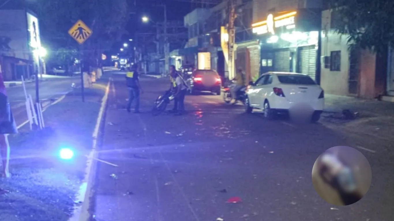 Condutor perdeu o controle da direção e bateu na lateral da via na madrugada desta quinta-feira. A passageira ficou ferida e foi socorrida pelo SAMU.