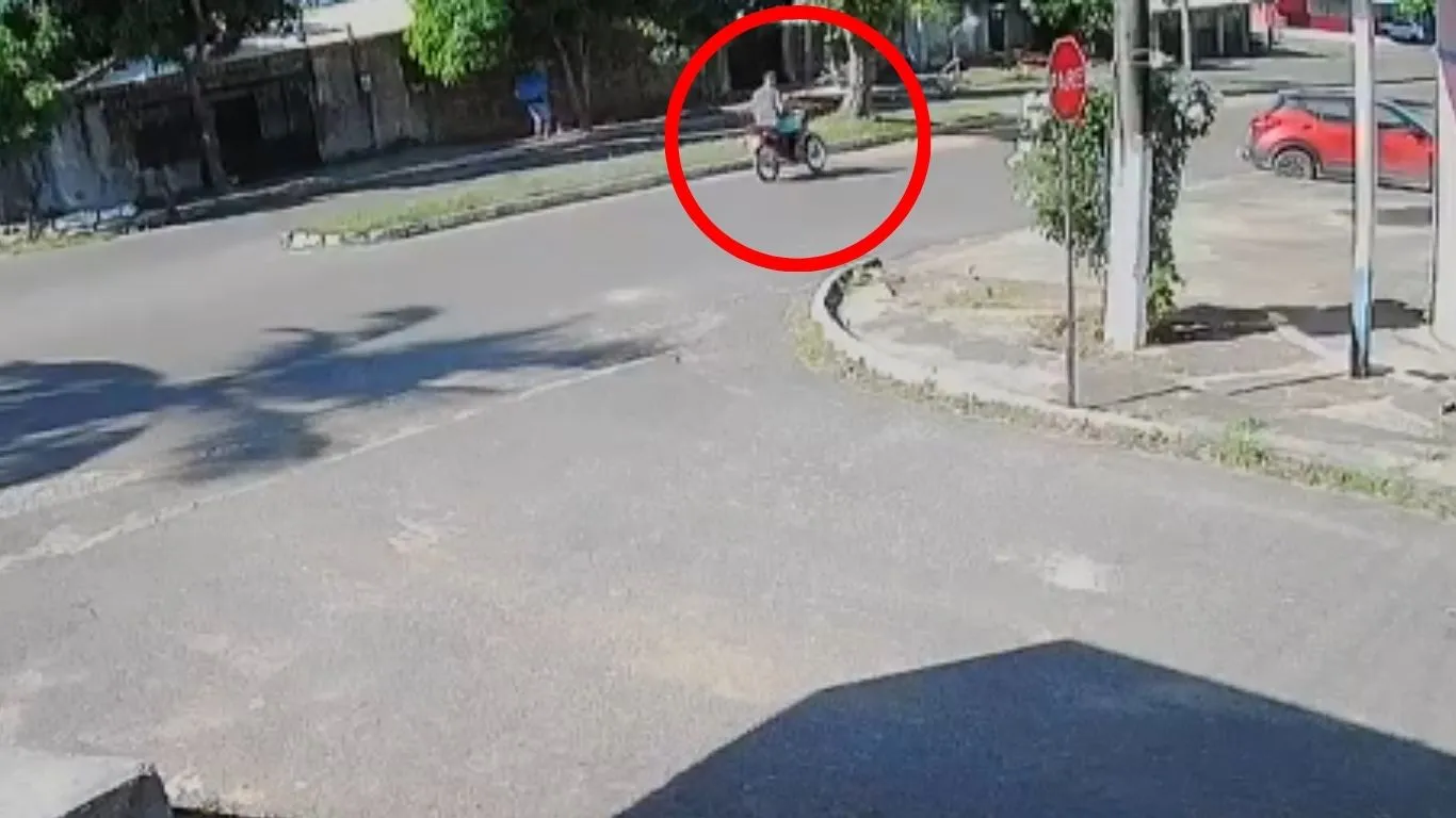Acidente na Avenida Perimetral foi registrado por câmeras de segurança; vítima chegou a ser socorrida pelo SAMU, mas não resistiu.