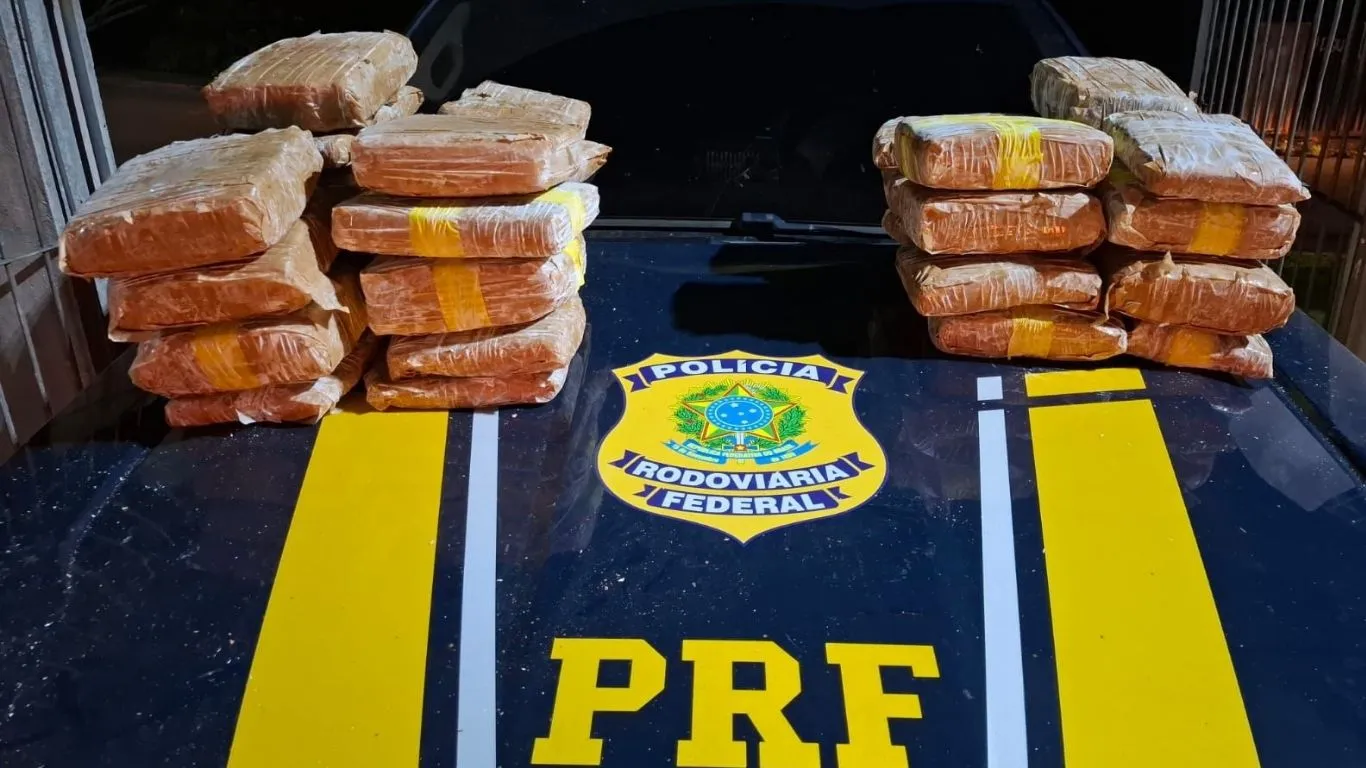 Droga estava escondida em um carro abordado durante fiscalização em Novo Repartimento; dois suspeitos foram presos.