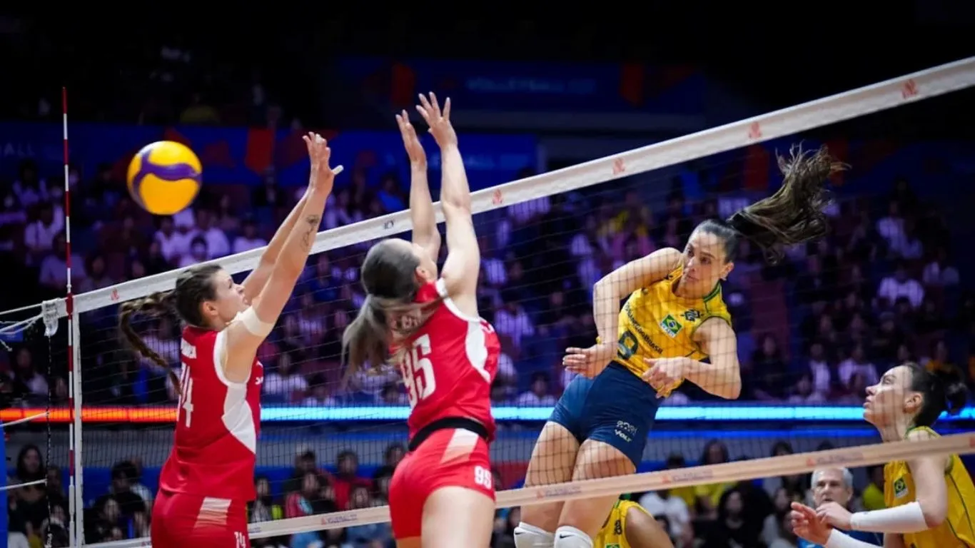 Ponteira Ana Cristina brilha com 26 pontos em vitória por 3 sets a 1 no Japão; próximo desafio é contra a Tailândia.