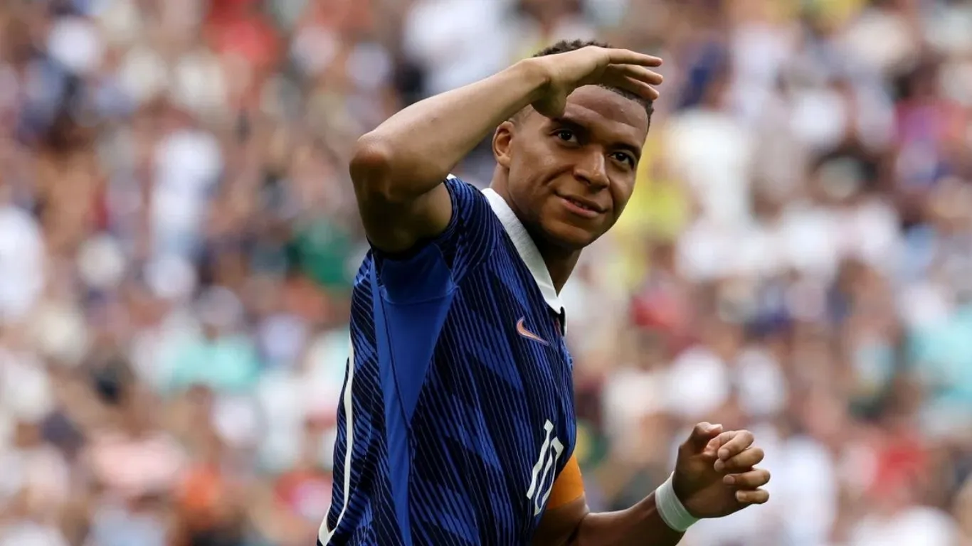 Mesmo com a derrota da França para a Inglaterra na disputa pelo terceiro lugar, atacante francês atinge a marca inédita de 22 gols em Mundiais.