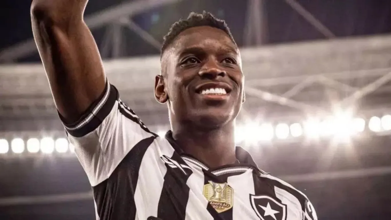 Imprensa local aponta 52 infrações acumuladas pelo atacante ex-Botafogo; assessoria do atleta nega risco de prisão.