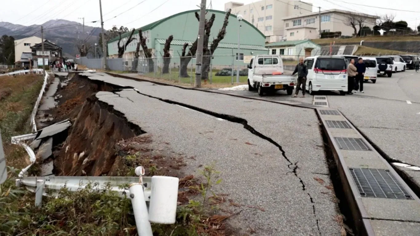 Abalo na província de Kumamoto causou desabamento em shopping center e mobilizou equipes de resgate.