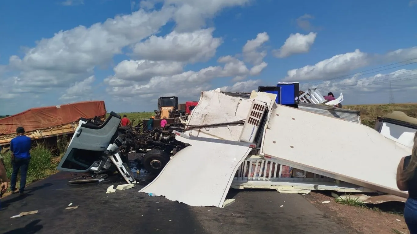 Acidente entre três caminhões deixou a rodovia interditada entre Xinguara e Sapucaia, no sul do Pará.