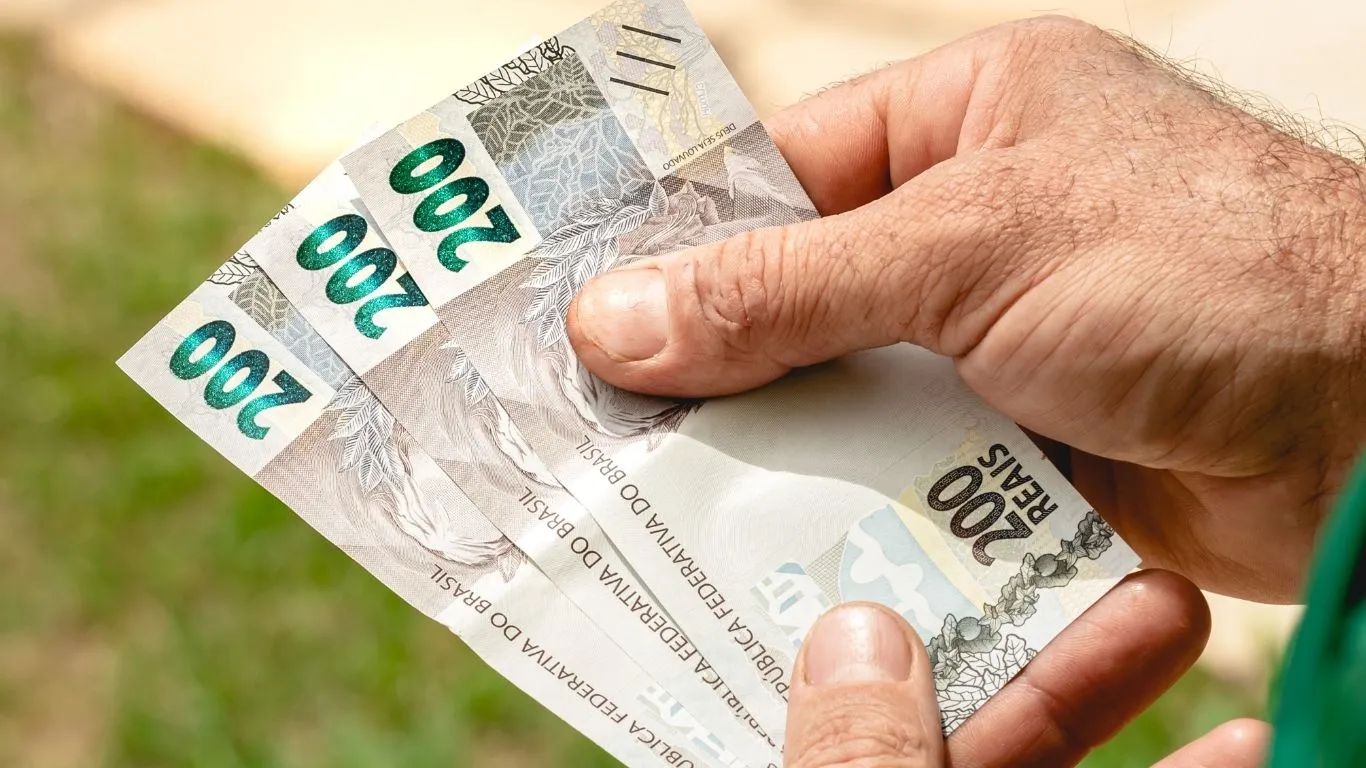 O governo federal deu início a estudos internos para avaliar um possível reajuste no programa Bolsa Família com foco no ano de 2027.