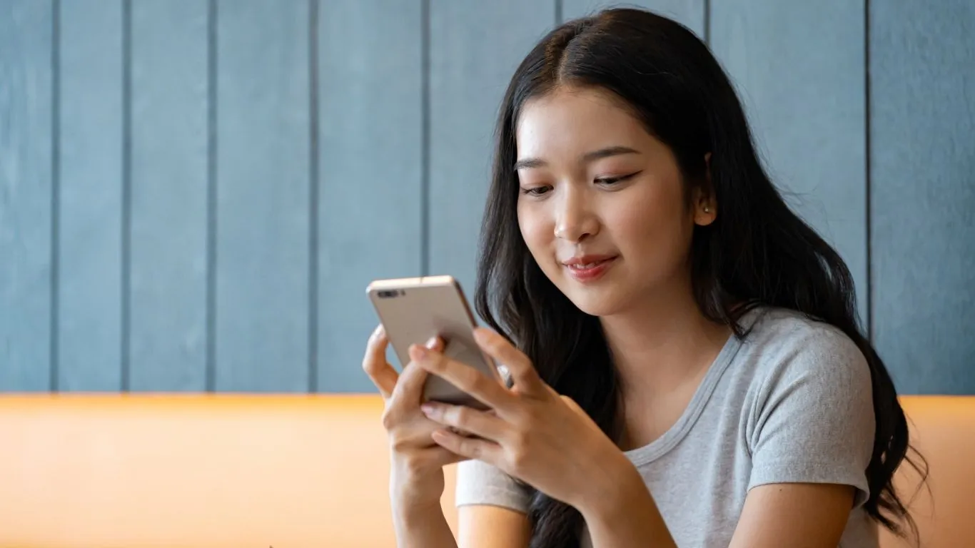 O hábito constante de inclinar a cabeça para checar o celular está redesenhando a saúde física