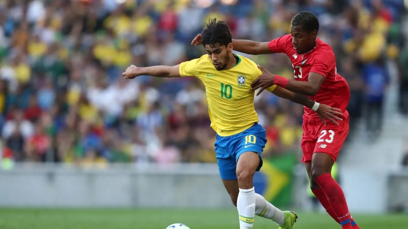Técnico Carlo Ancelotti orienta jogadores durante atividade tática na Granja Comary; treinador busca ajustes na defesa para suprir desfalques na zaga.