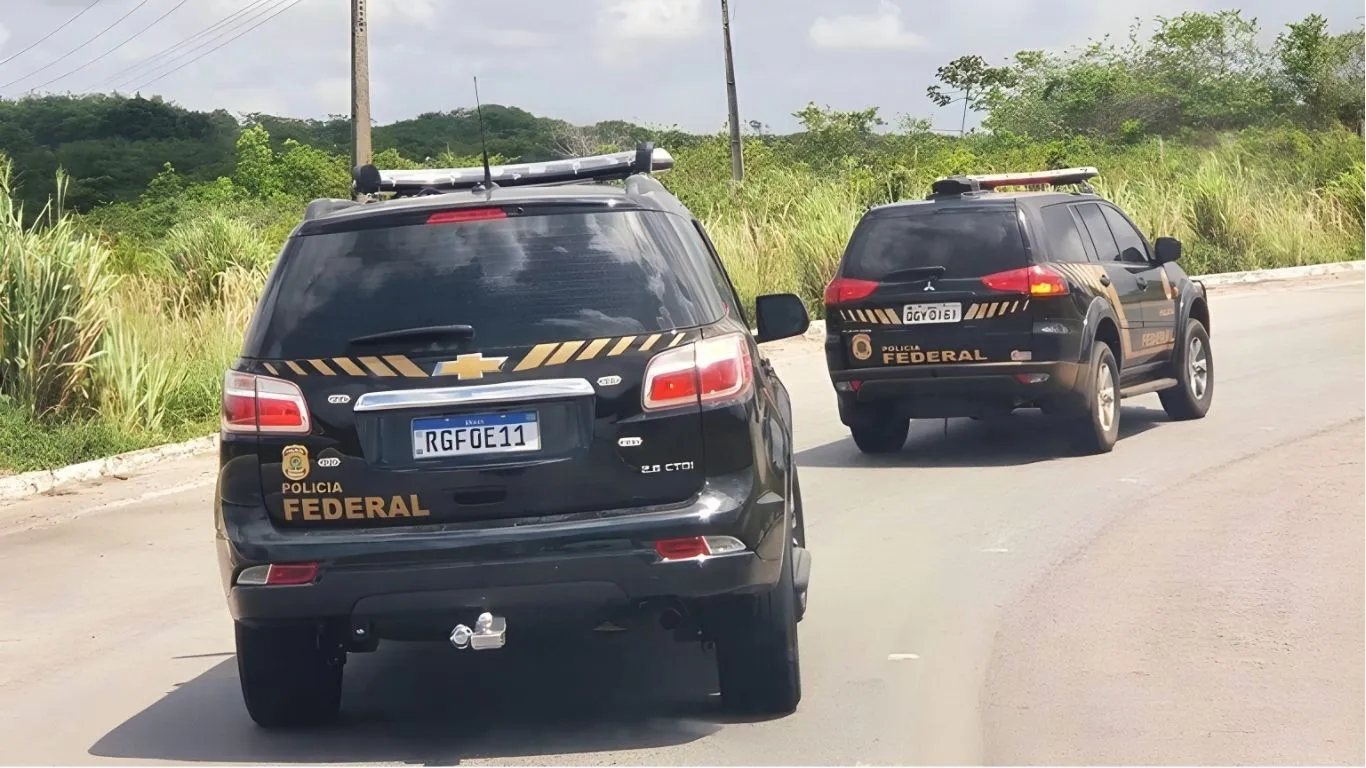 Agentes federais e militares participaram da ação coordenada para cumprir o mandado de prisão por homicídio.