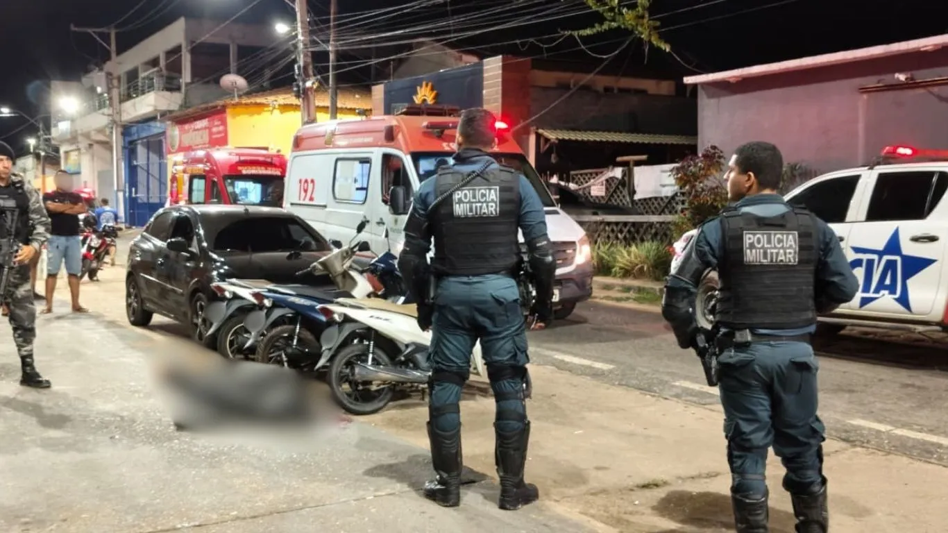 Suspeito armado anunciou o roubo, foi baleado e morreu no local; outras três pessoas foram atingidas pelos disparos durante a ação.