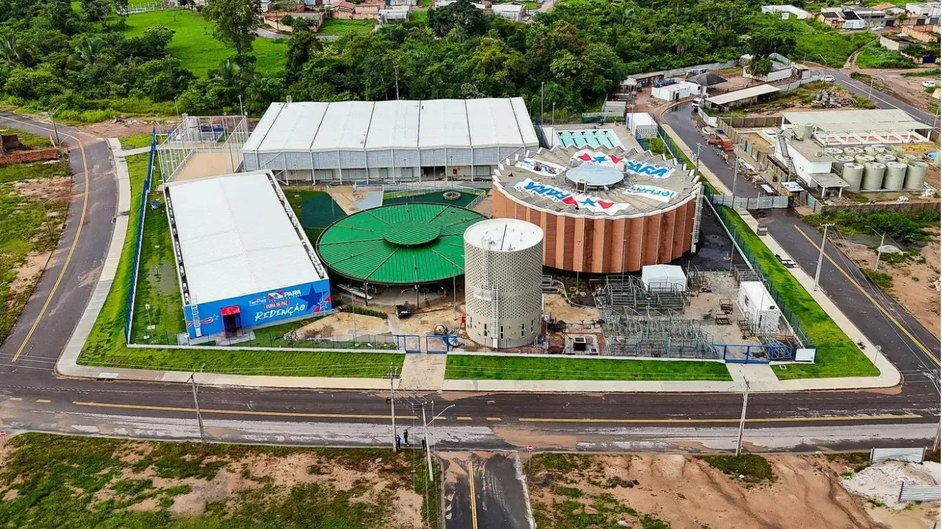 Fachada do moderno complexo poliesportivo da UsiPaz de Redenção, preparado para atender mais de 80 mil moradores locais.