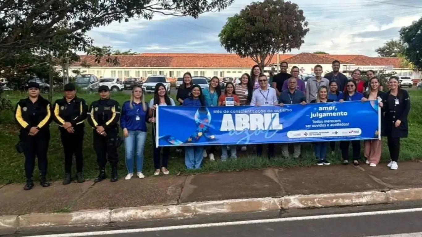 Durante a mobilização, foram distribuídos panfletos informativos sobre o TEA