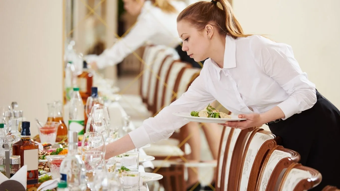 A psicologia interpreta o ato de organizar a mesa como um comportamento pró-social