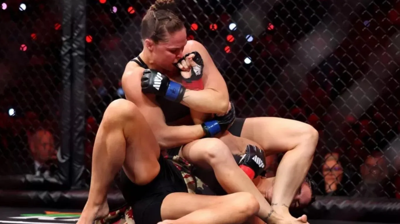 Especialidade da casa: Ronda Rousey ajusta a sua famosa chave de braço para garantir a vitória relâmpago em Inglewood.