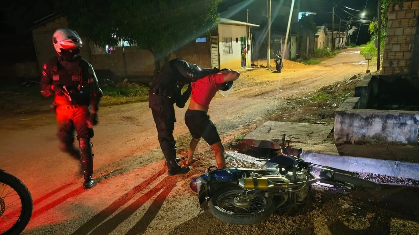 A perseguição encerrou-se apenas quando o condutor perdeu o equilíbrio e caiu da motocicleta.