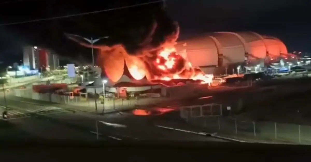 Chamas consumiram parte da estrutura do Circo do Tirulipa na área externa da Arena das Dunas, em Natal, na madrugada desta segunda-feira (11).